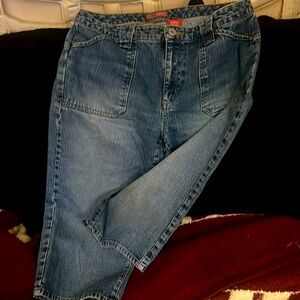Women crop jeans, belt loops, front pockets with zipper.